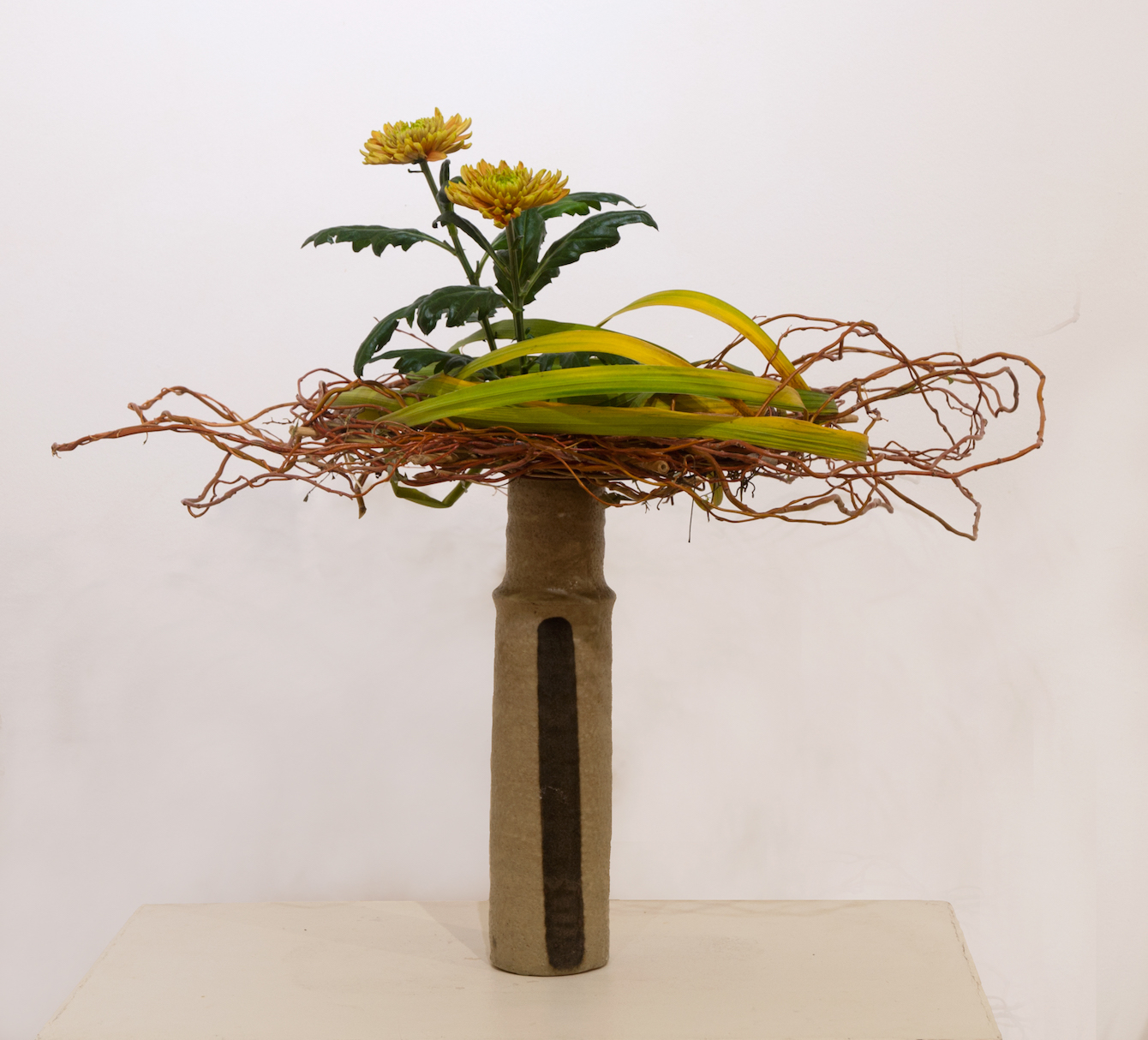 Un bouquet d'Ikebana : il associe végétaux de la nature et fleurs cultivées.